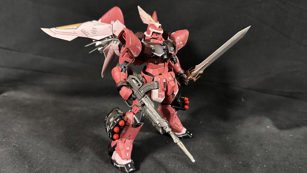 斜めショット。ライフルもカッコ良いし、バーニアとか物語後半の中ボスがつけてそうなくらいゴテゴテしてます。最序盤の量産機とはとても思えません。