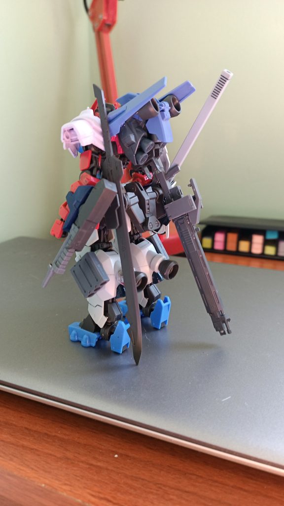 Conectado a los antebrazos se encuentran 2 armas de fuego, una metralleta corta de media potencia para obligar a defender o mantener al enemigo a raya y un cañón largo para disparos certeros y de gran potencia.El par de armas es extraíble y giratorio para mayor agilidad y evitar estorbo en combate cercano.