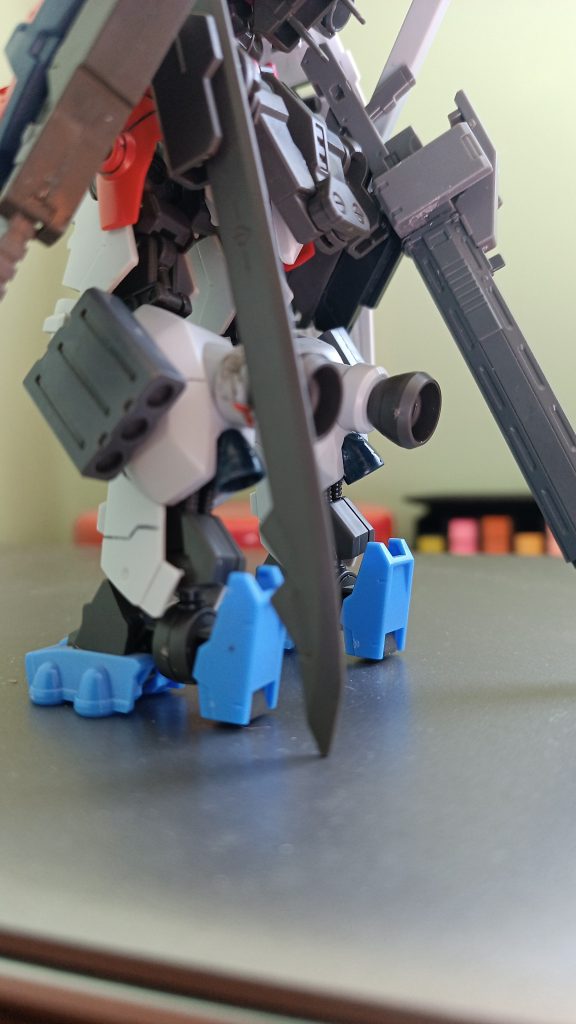 En las piernas se integraron un par de lanzacohetes de 3 cargas cada uno, pensando en una ofensiva de carga de escudo o un ataque cercano arriesgando la integridad de la máquina con tal de destruir a un enemigo formidable.