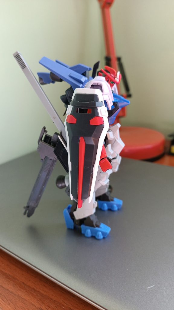 Escudo desplazable con unión opcional al antebrazo para así liberar una mano y utilizar rifle de largo alcance o espada.