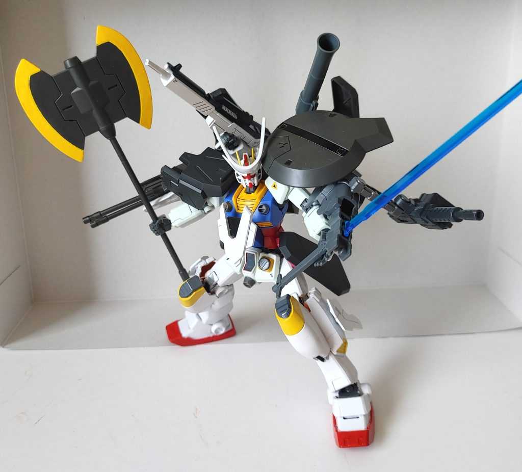 左肩の大径シールドは可動の自由度が高く、見た目より腕の自由が効くようになっています。