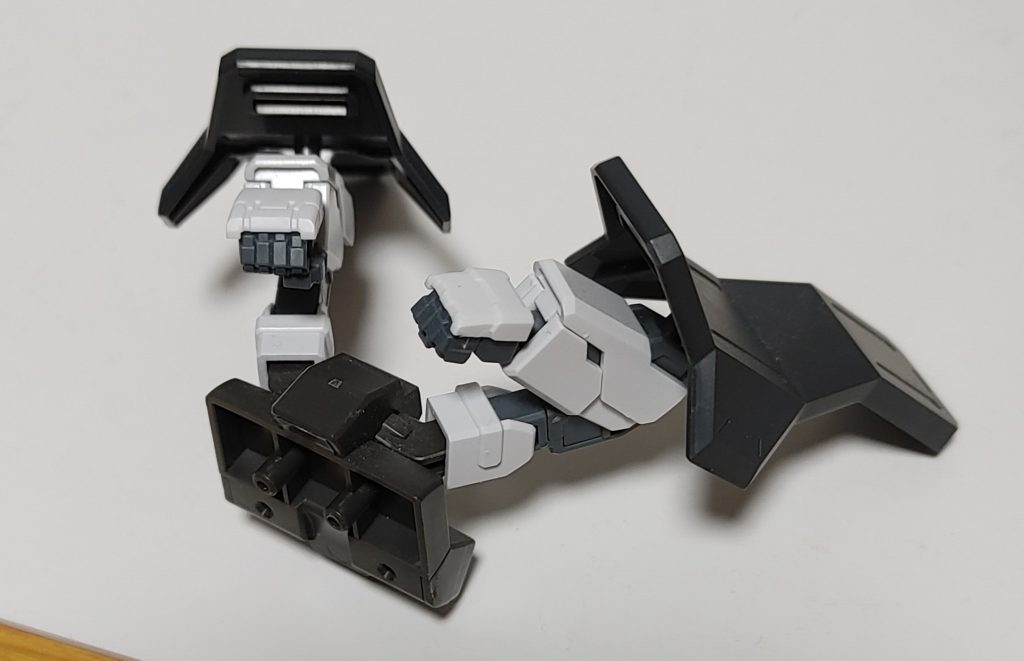 背面のアームド・パックです。HGダリルバルデのバックパック基部に、EGストライクの腕パーツを差し込みました。上腕部の白いパーツがバックパック側にスライドでき、それによって腕の角度を90度ごとに固定することも可能な、やたら噛み合った構造をしています。