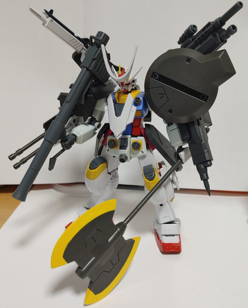 背面のアームド・パックに備えられた2本の腕や、左腕の3mm穴が自由に使える状態のため、好きな武装をたっぷり盛ることができます。