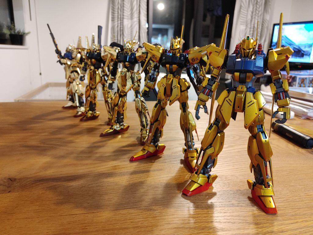 製作工程ではないですが、別のパターンで製作したMG百式2.0の集合写真です。今年中に後2つか3つ増える予定です。