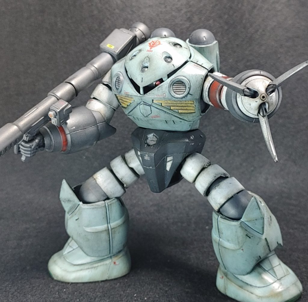 撫で肩なので、バズーカがうまく担げず…