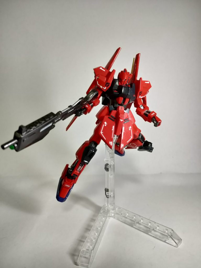 台座を変更してビームライフルで。ライフルにスクラッチしたロングバレルを装着しています。形状はサザビーのオマージュです。