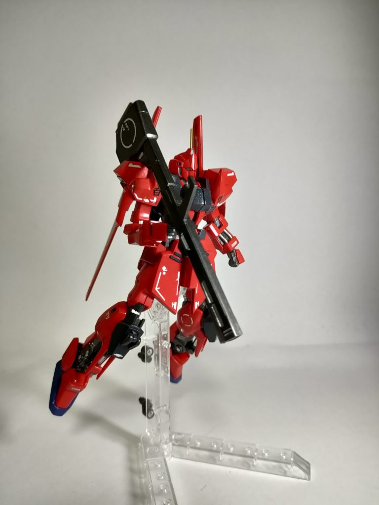 続いてバズーカを構えて。肩を大きくしたせいでバズーカの肩がけが、まぁ難しく塗膜から「ガリッ」と嫌な音がしました。もう持たせないかも…