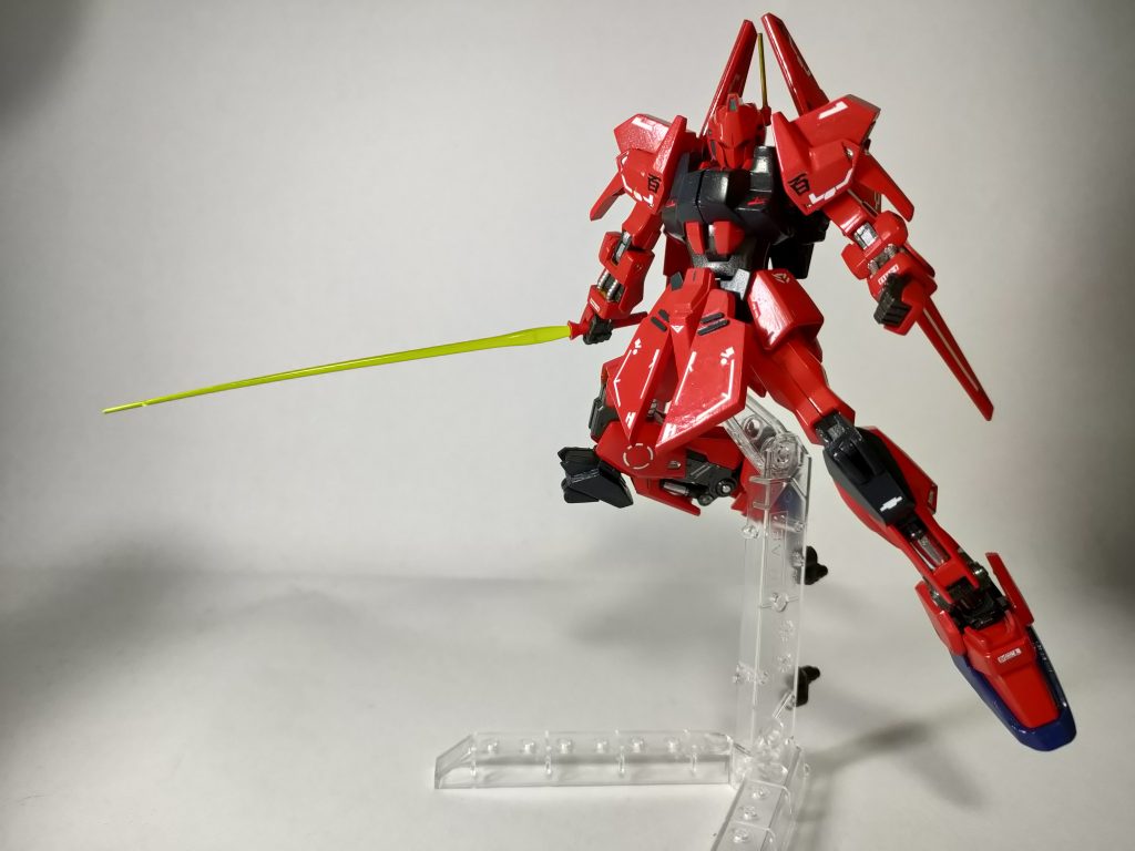 サーベル構え。なんかエフェクト歪んでますね、出力足りなくて垂れ下がったみたいでなんとも言えません…