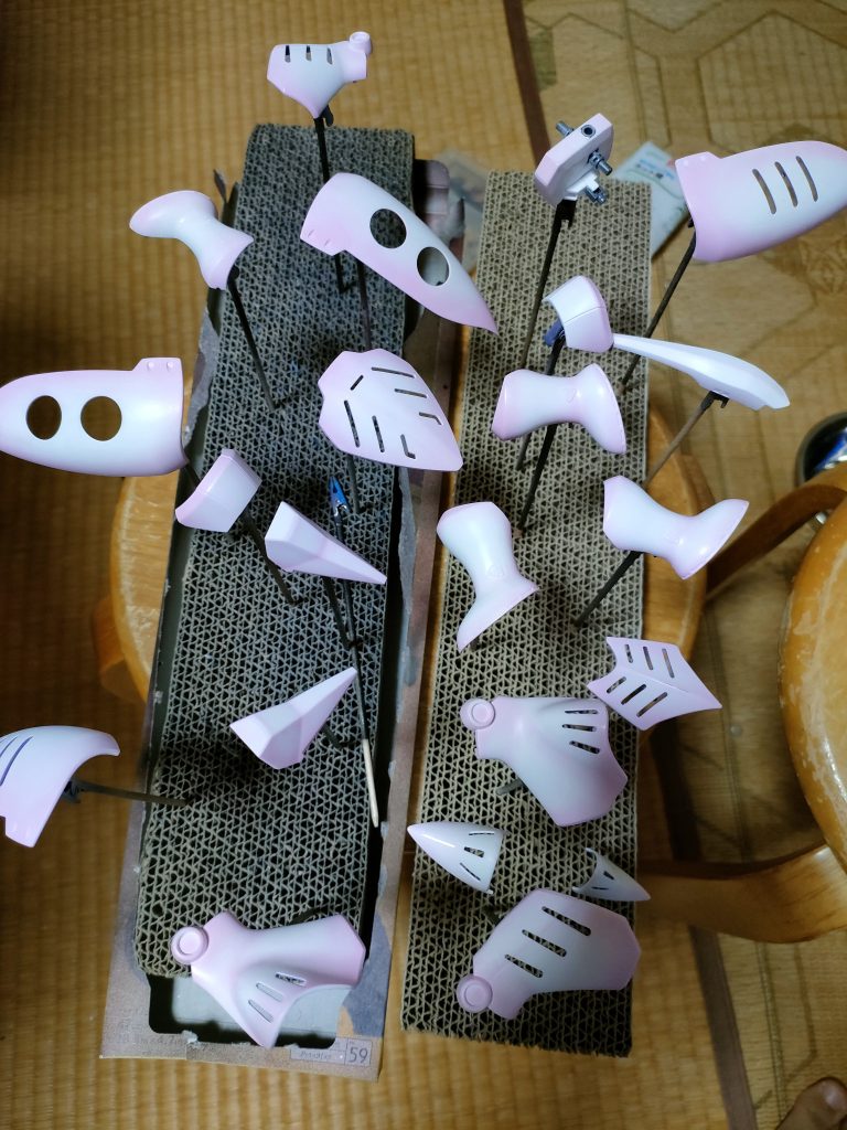 表面にクレオス・アメジストパール。角度によりほのかにピンクの光沢があります。めちゃキュベレイっぽい!