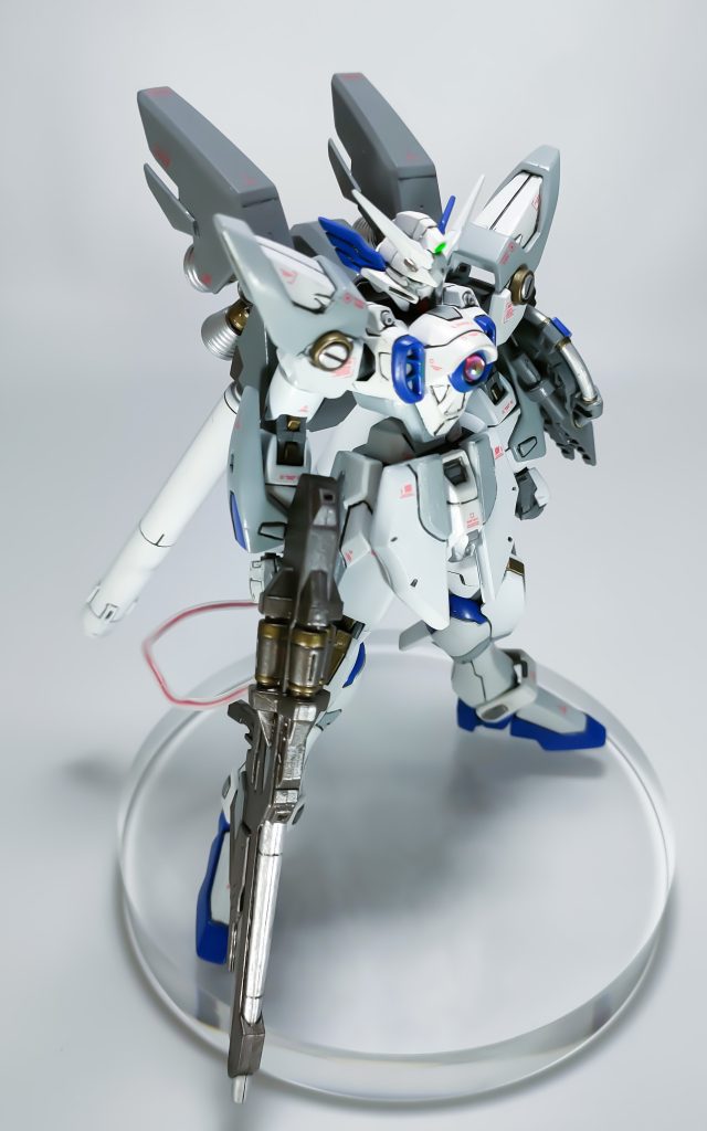 武装はバスターライフル改、ビームサーベル×2、頭部と胸部のマシンキャノンです。サーベルはシールド裏にマウントしています。