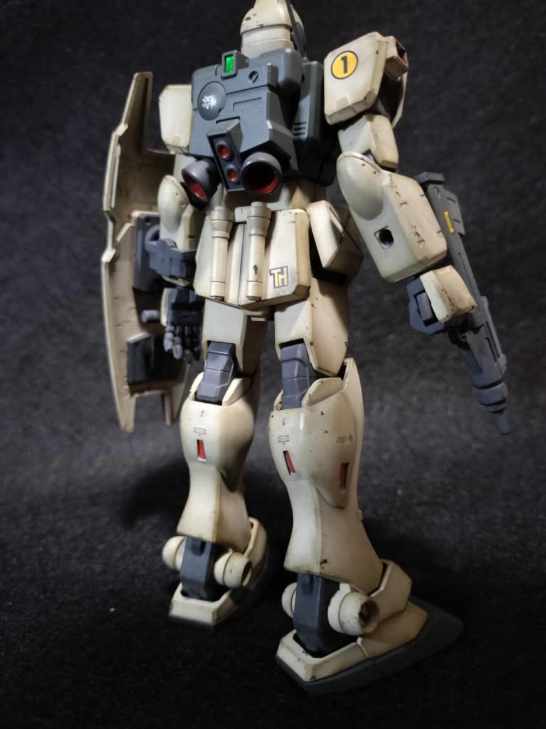 ジムコマンド背面。改造したので全面塗装してます。白部はXF55デッキタン、紺部はH68グレーグリーンを使用してます。