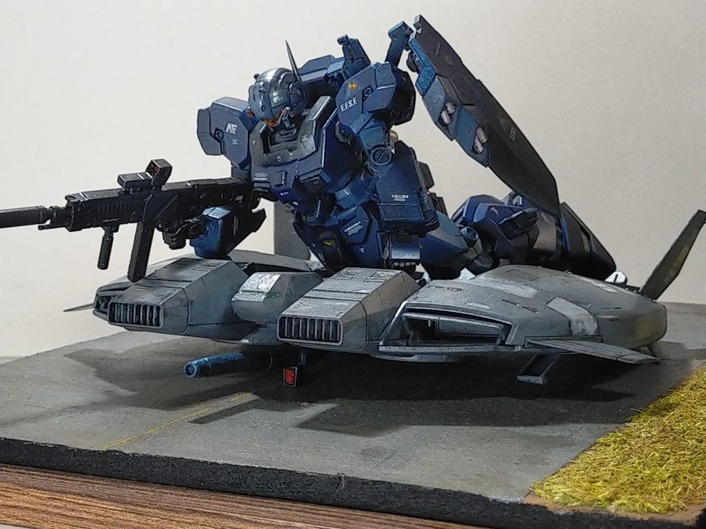 ジオラマ部分にちては、フォトフレームを土台に、スタイフォームを切り出してタミヤアクリルやウエザリングカラーで調色。草の部分は１００円ショップのジオラマ用の草と赤土を混ぜた物を水溶きボンドで接着しました。