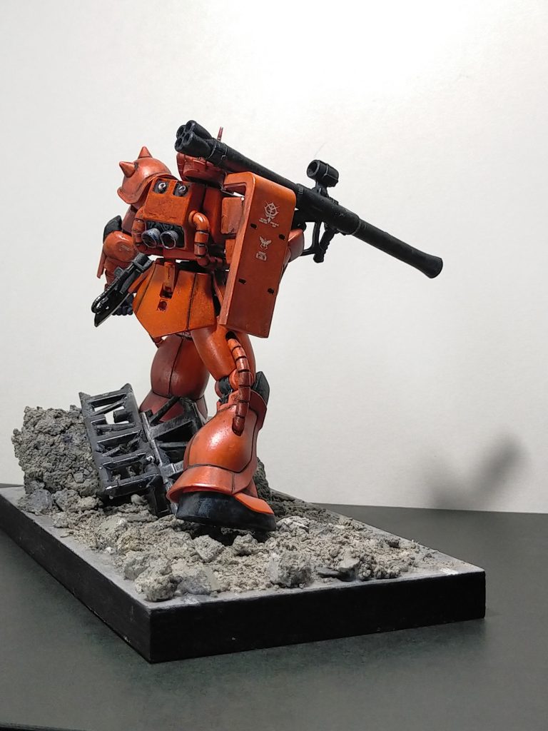 ベースの部分は100均の木製小物入れにタミヤ情景カラーをアスファルト風にした後に100均のコンクリートを固めた後に割って接着。