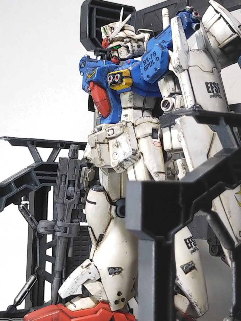 システムベースはたまたま立ち寄った古本屋で発見。こちらは焼鉄色で全塗装した後に、クロームシルバーでドライブラシ。