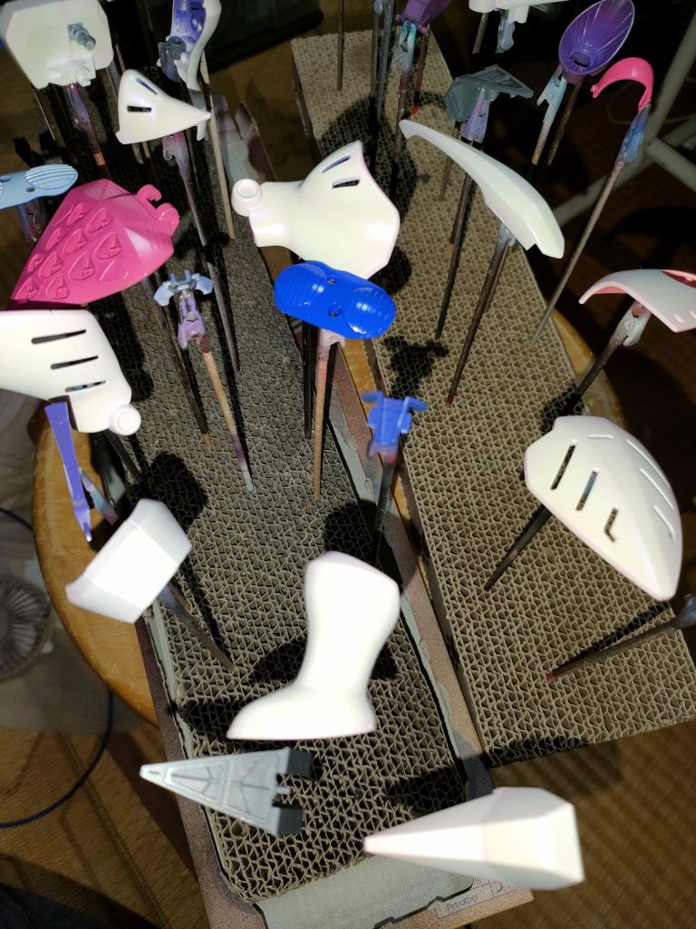 最初は研磨や溶液含ませた布での拭き取りで済まそうとしたのですが、これが途方もない労力を費やしました。蛍光成分自体は肉眼では見えないため、ブラックライトを当て場所確認→研磨→ライトを当てて確認→研磨の繰り返し。この修正で無理なところもありベースの白から吹き直し。心が折れました…