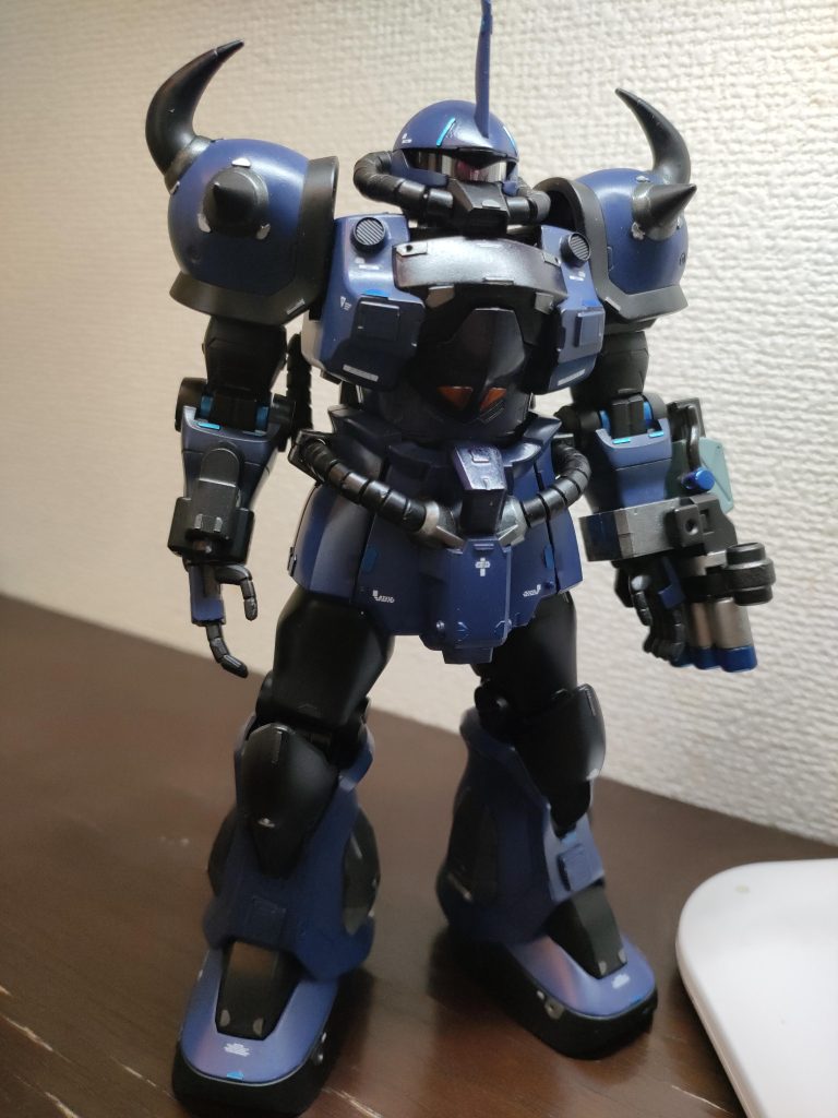 ブルーに映えるようデカールは白に統一