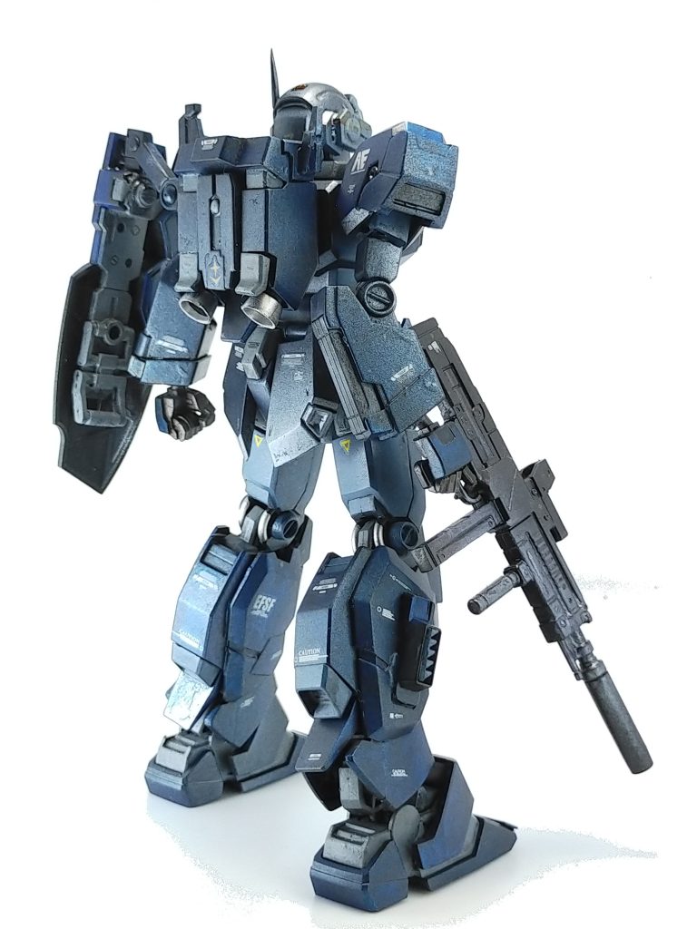 塗装には、黒サフからの、メタリックブルーとメタリックブラックで調色をメインに、使用。塗装後に、水転写デカール。そのあと。パールクリアを吹き付けてから、ウォッシングをして、反光沢のトップコートを行いました。