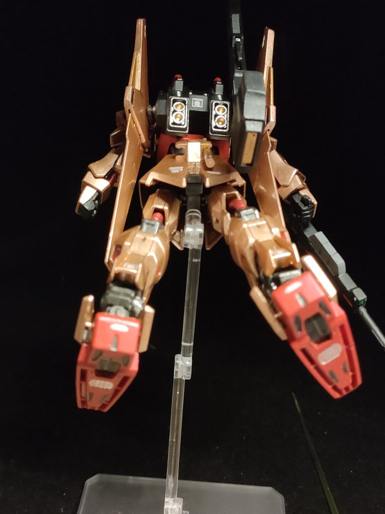 下面。足裏もデザインされているので塗装しました。