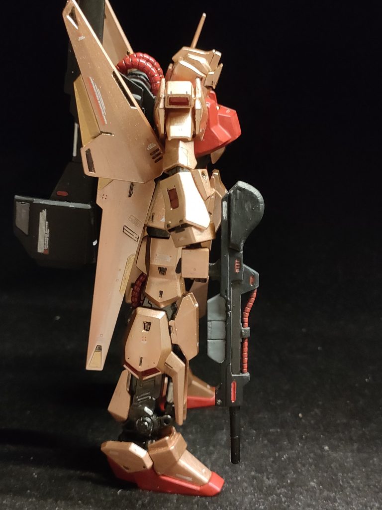 側面。フレシキブルバインダーがかっこいいです。ブレード様的な部分はゴールドで色分けしています。