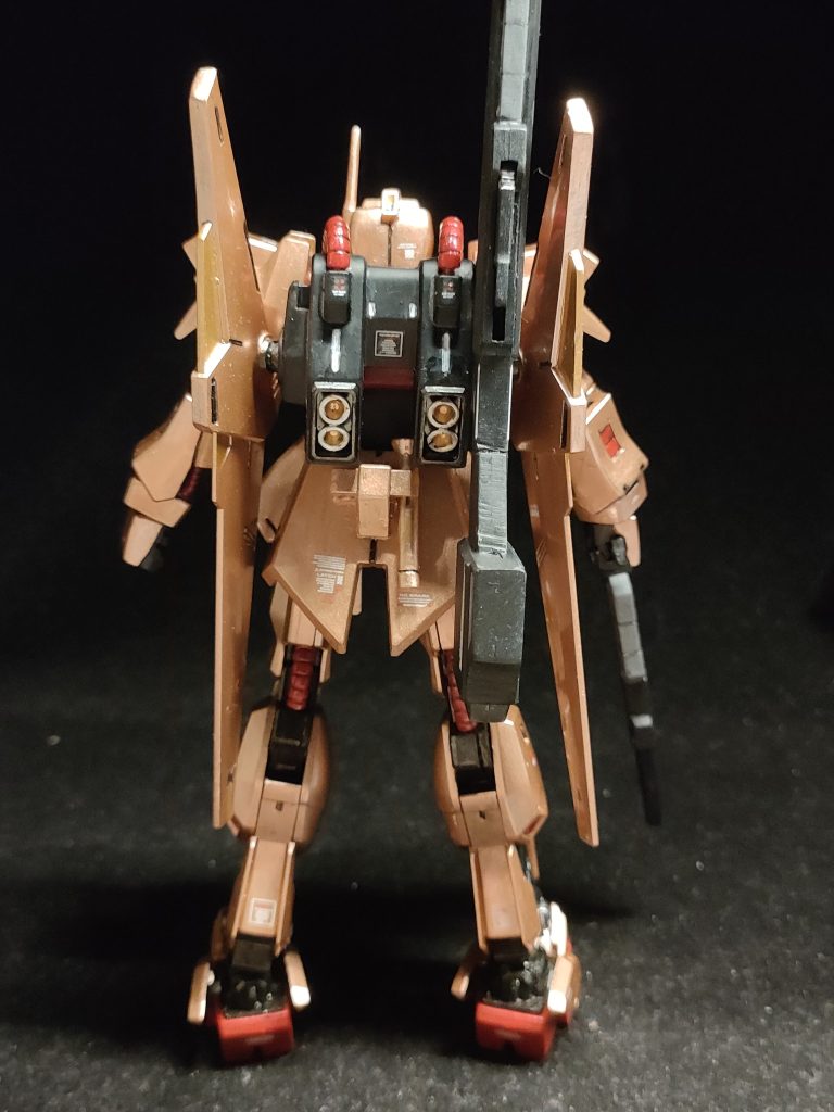 背面。バーニア部はゴールドとシルバー。ランドセルはつや消し黒。