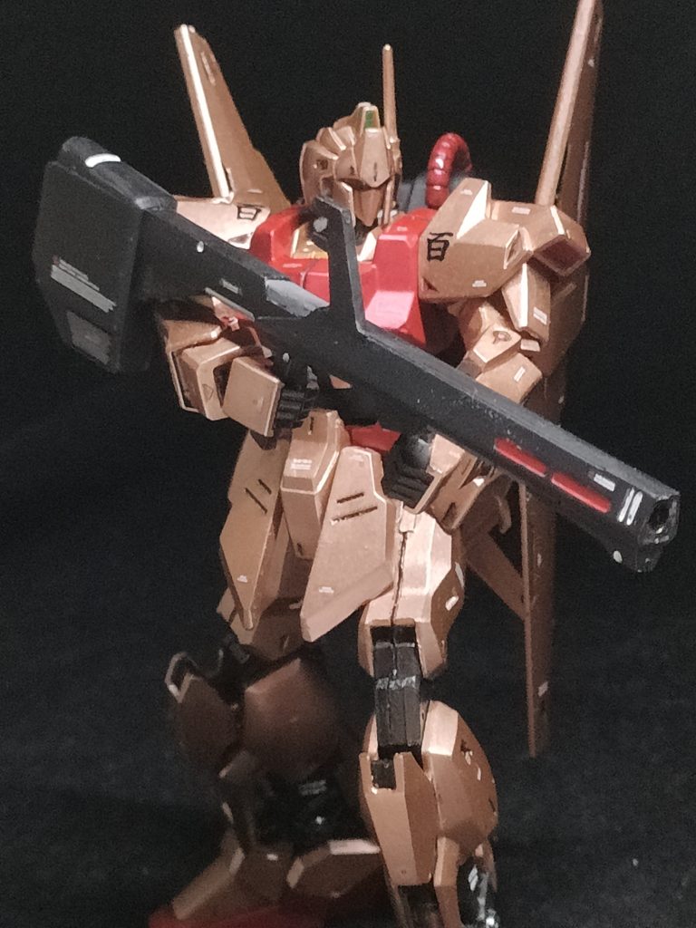 武器はつや消し黒をベースにポイント塗装しています。