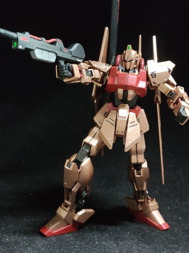 関節部は国鉄色（メタリック）です。合わせ目は機体自体には特に目立ちませんでしたが、フレシキブルバインダー、バズーカ、ライフルは目立っていたので合わせ目消しをしました。キレイに消せました。