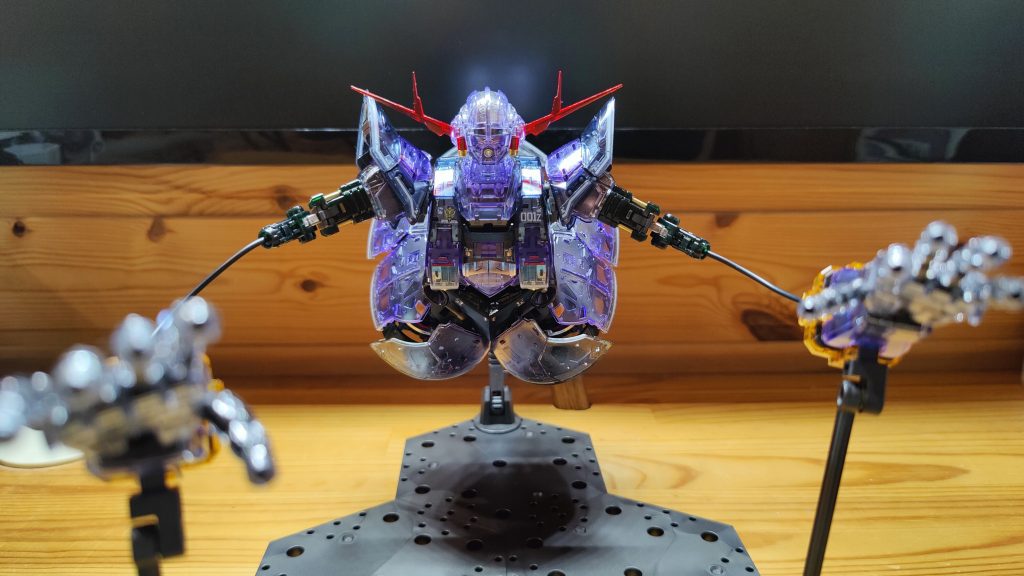 仮組みしたら、もう解体できないところがあって、塗装できないところが。RGは組む前に塗るんですね、勉強になりました。それでもインナーフレームや外装もクリア以外は塗れるだけメッキ銀にして、なんとか仕上げました。