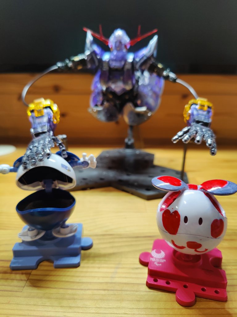 娘(5歳)が作って塗った東京五輪ハロ(右側)と一緒に撮影。アップしてくれと頼まれるも、さすがにハロだけでは、と思いジオング完成まで待ってもらいました。いいね!していただければ娘の承認欲求も満たされますのでお願いしますw