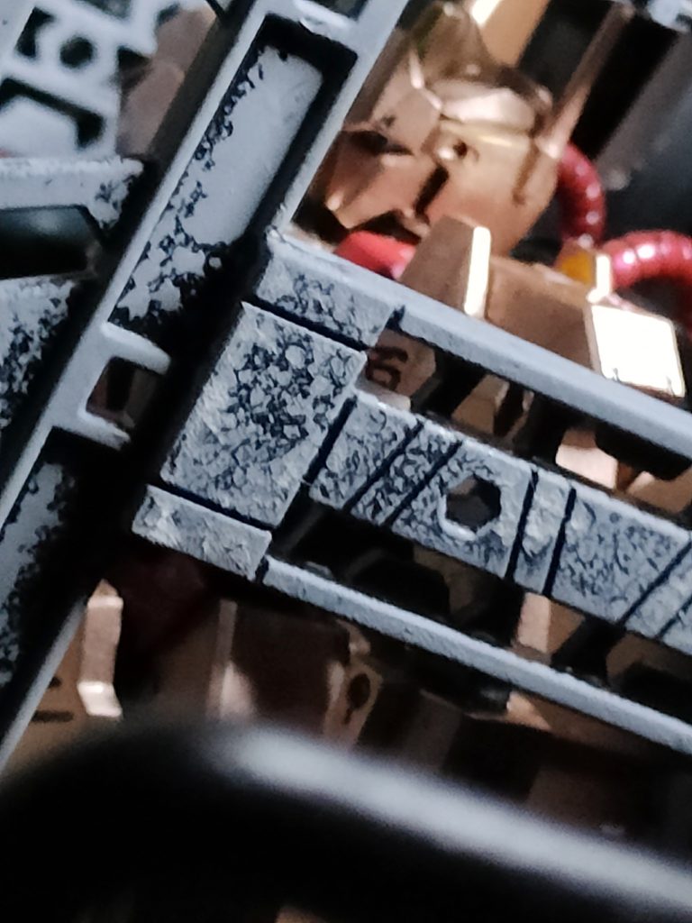 ディスプレイベースのスポンジ塗装が結構荒れた感じでいい雰囲気を醸していたので鉄柱のアップ気味の隠し撮り風ショットで（笑）投稿後も時々撮り直し更新しています。見ていただいてありがとうございます。コメントなども残していただけると嬉しいです。