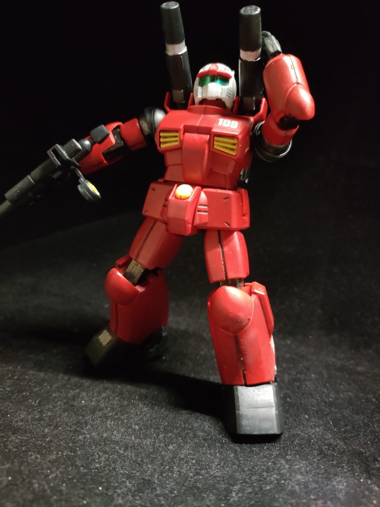 墨入れはもともとあるモールドのみ。結構ふっといモールドです。塗装は今回は設定に近い色で調色もせずそのままで塗装です。ボディはつや消しレッド、塗ってもほとんど色合いは変わりませんでしたね。同じ色でもランナーの削り跡や合わせ目消しに塗装は必要なのですが。足などはミッドナイトブルー、関節部はいつもの国鉄色（メタリック）です。一部シルバーやイエロー、頭部はガンダムホワイト。