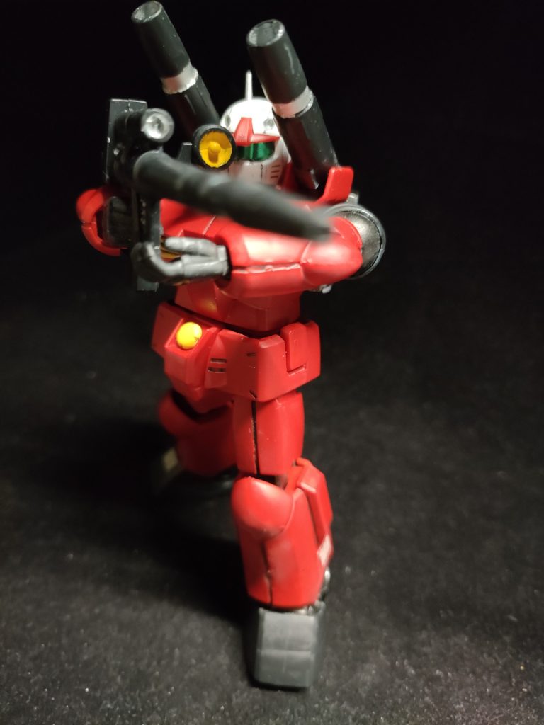 膝やひじの皿状部分や足部分は合わせ目が目立ちましたがうめく消えたようです。あと砲身やライフルも合わせ目は結構目立っていました。