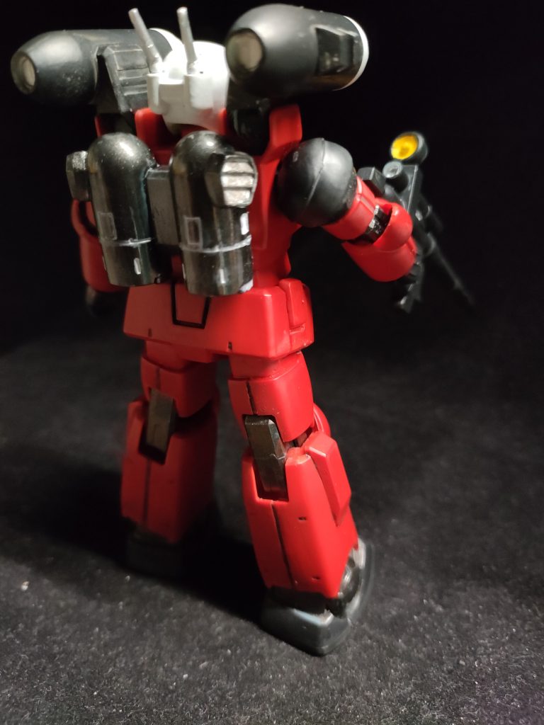 全体的につや消し塗装ですが、関節部とバックパックだけ国鉄色のメタリック光沢のままにしています。バックパックはククルスドアン版よりもこちらのほうが好みですね。スプレーミサイルポッドがやや大きめでアンバランス感があります。