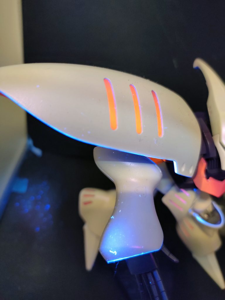 袖口の小さな発光がわかりますでしょうか。これはゴミに反応しているのですが、気が付かないうちに蛍光塗料の飛沫が“発光されたくない表面に”びっしり。マスキングを怠った報いでした。