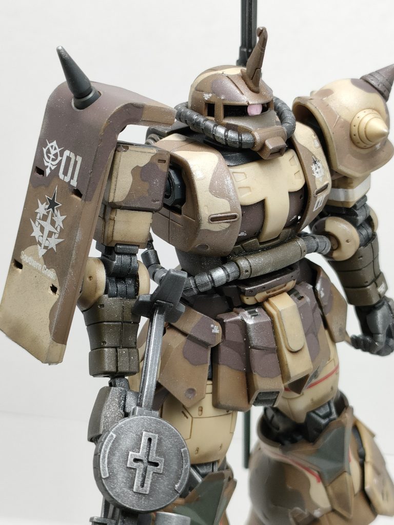 色々な角度から。　モノアイはセリアのキラキラシールをヤスリがけして初めて作成してみましたが、シールより立体感が出て良い感じですね😃