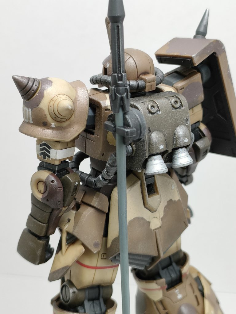 バックショットです。肘周りから、前腕にかけてのデカールは、密着してくれず諦めて適当に塗装しました😅迷彩デカールが難しいと聞いてましたが、なめてましたね〜w自分の技術不足を思い知らされましたが、後半は慣れてきてホント勉強になりました!!何度諦めようとした事か…次からうまく出来そうです😎