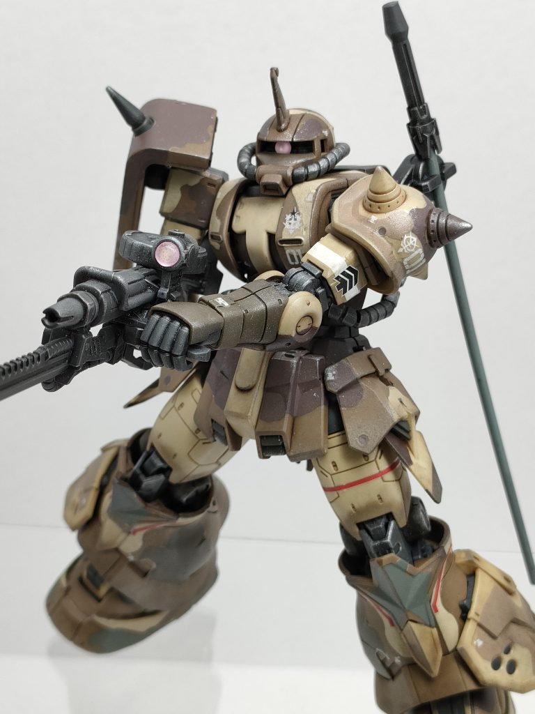 後は適当にポージングしていきます。マシンガンにハンドタガーつけた武器。良いですね〜😎