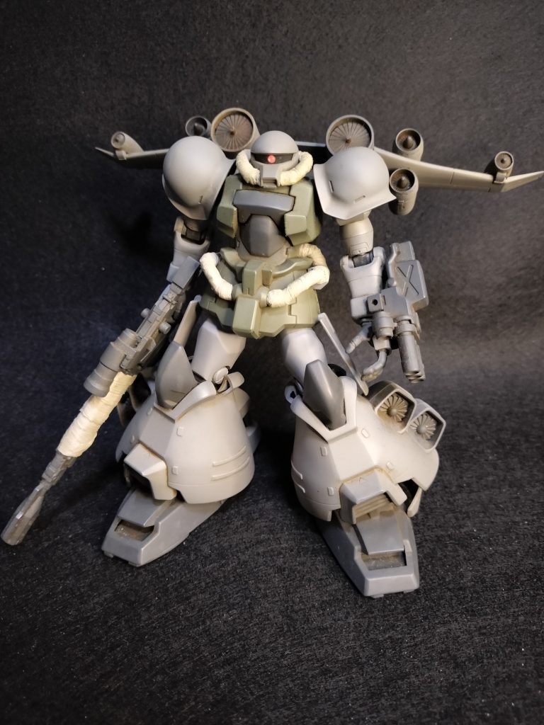 旧HGグフフライトタイプを魔改造。より空を飛べるイメージで改造してみました。武装は狙撃ライフルと30mmガトリングです。