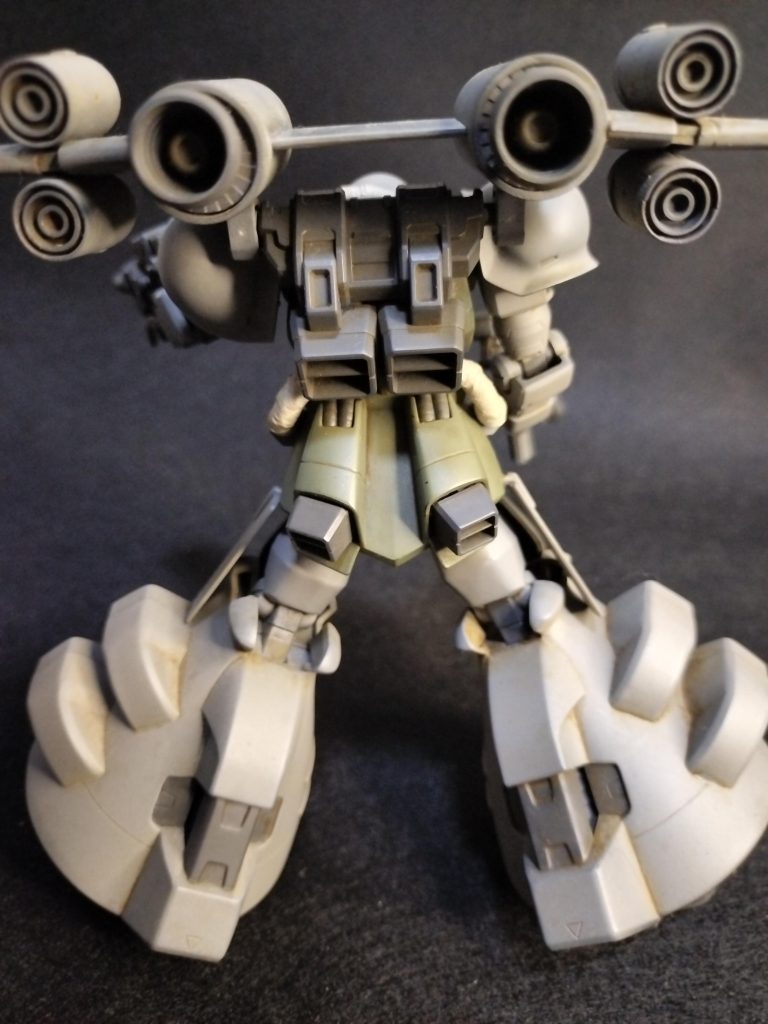 背面。ミデアから背面のフライトユニットを作成。スラスターなども置き換えてます。