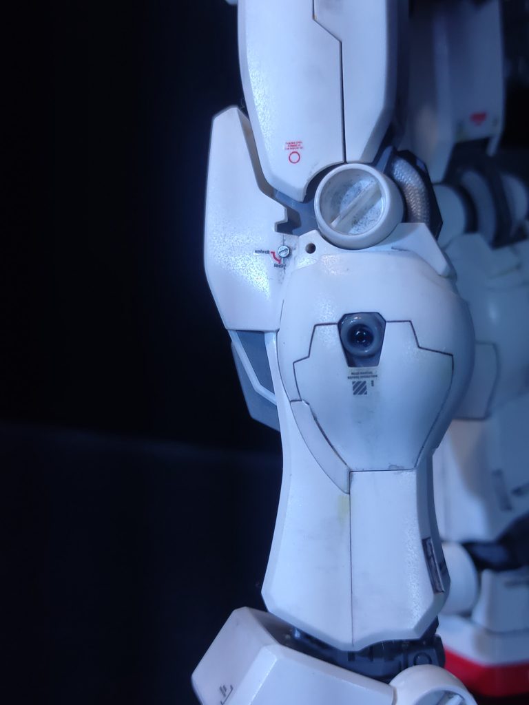 膝なんかにメタルパーツ追加。そしてエディオンのデカール貼付→カチッと回りそうな感じになってヨキヨキ