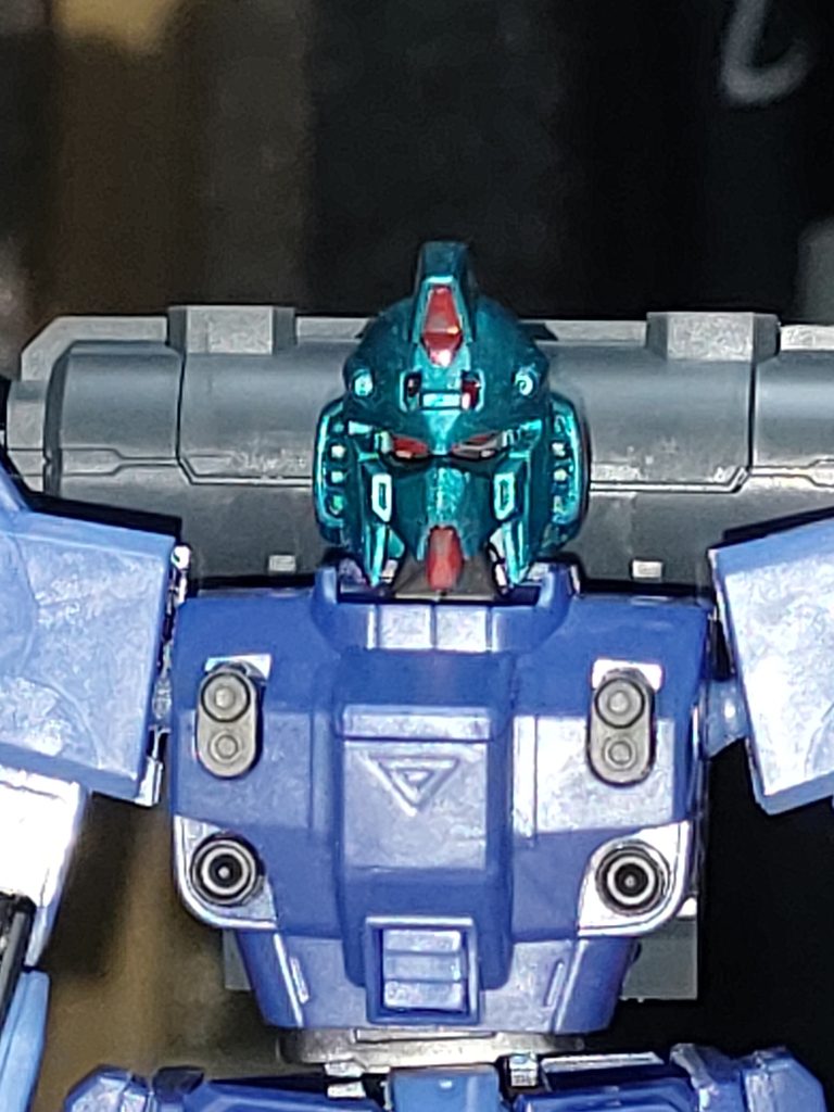 EGνガンダムからのガンダムヘッドは接敵した敵機のガンダムに対する心理的影響もあるが、青に塗装されたカラーリングだからこそ赤く光るカメラアイに恐怖を想起させる。
