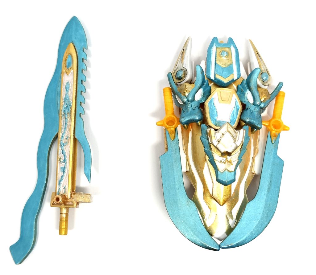 龍星辰剣&龍水晶盾三娘愛用の剣と盾が、神器・真究龍烈武として覚醒した状態剣は闘気を矢として放つ弩としても使用可能盾は九つに分割し、遠隔操作が可能となっている