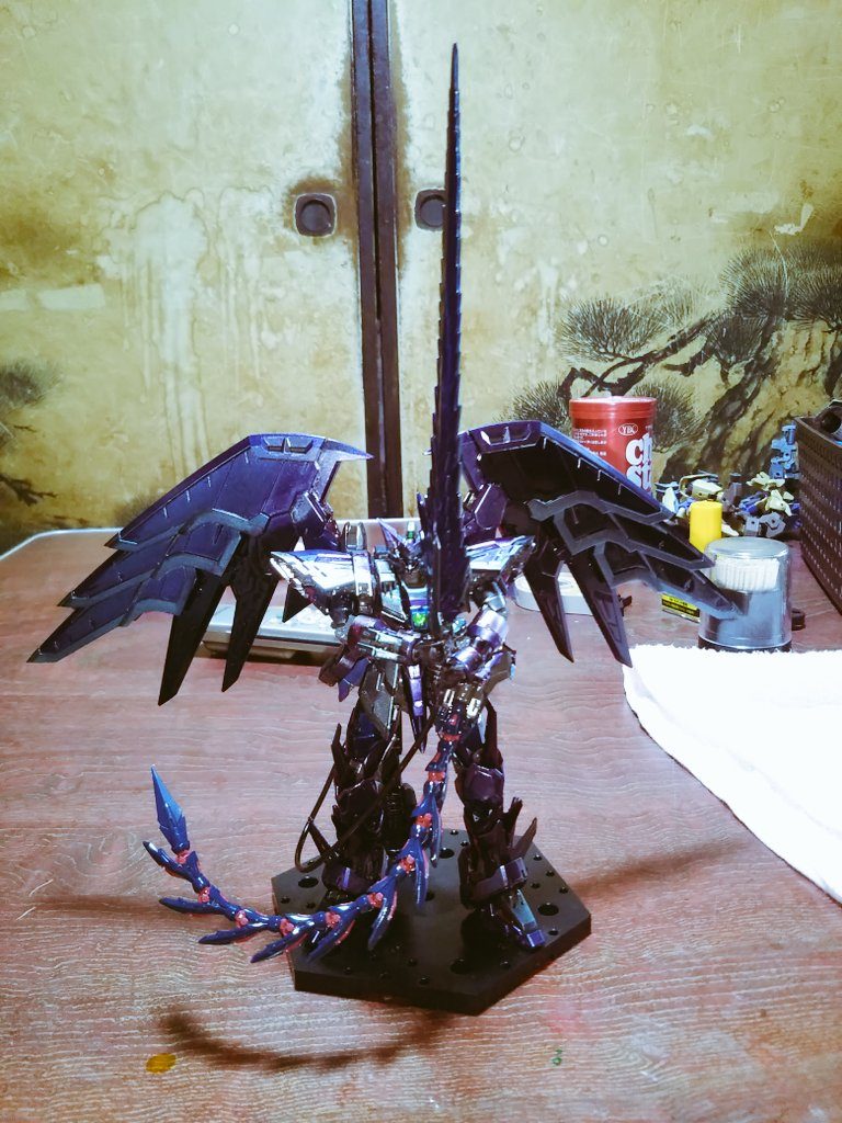 ビームソードを構えて佇むエピオンRGでウイングの造形が変わったのが悪魔感が引き立たって存外良いビームソードを自然に構えられるだけでここまで映えが良くなるとは