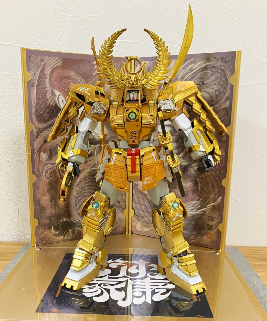 正面から両肩の鳳凰パーツはネオジム磁石で着脱自在♪