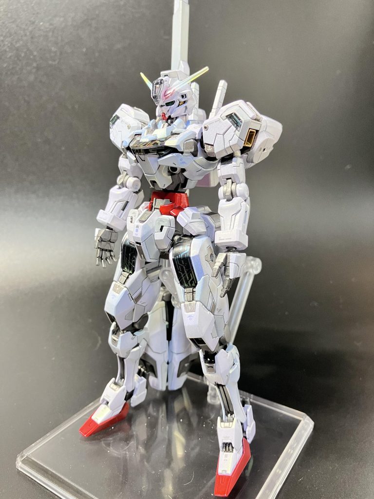 工作としては・スジボリの追加・エッジ出し・脛と胴を2ｍｍ延長・クリアパーツをカットして股関節部の逆付け・肩とスラスター、ライフルにメタルパーツ埋め込みといったところです。水星の魔女のMSって面構成がかなりかっこいいのであんまりディティール追加する気にならないんですが、キャリバーンは20年前の試作機ということなので、じゃあそんなに洗練されてないだろうと思いいろいろ追加してます。