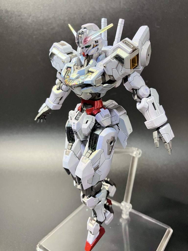 塗装内容・白：寒色寄りホワイトと暖色寄りライトグレーの2色に塗り分け→クリアピンクをごく薄く→ガイアのターコイズブルーイエローを薄く→部分的に水性ガンメタで塗り分け・赤：メタルブラック下地→クリスタルカラーのルビーレッド→クリアレッド・黄：メタルブラック下地→クリスタルカラーのトパーズゴールド→クリアイエロー＋クリアオレンジ少量・フレーム等グレー：ガンメタサフ→部分的にエナメルクロームシルバーで塗り分け・トップコート：フレームは半光沢、それ以外は光沢クリスタルカラーが思ったよりビビッドにならなかったので苦肉の策でクリアカラーを吹きましたが、深みのあるキャンディ塗装っぽくなったので嬉しい誤算。塗膜もキャンディ塗装より薄くなるうえに割と雑に吹いても大丈夫なのでオススメです。