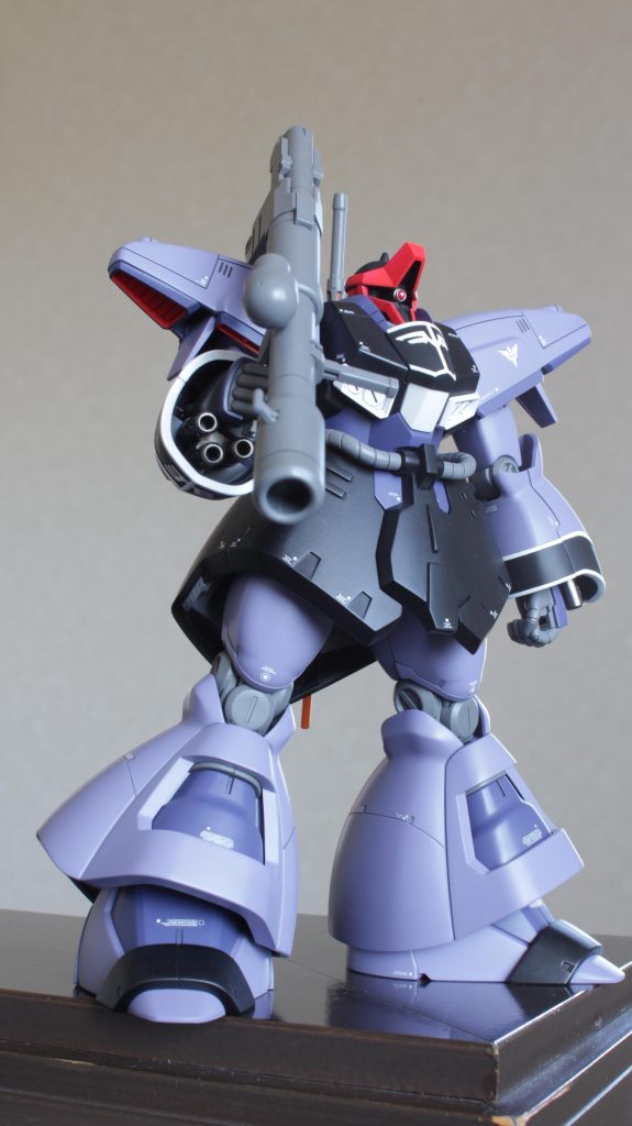 使用塗料は墨入れ以外は全てガイアカラーで、自分の中のイメージで調色してます。デカール貼ったあとはいつものようにプレミアムセミグロスクリアでトップコート。またバーニア類のみスターブライトアイアン吹きっぱなしです(笑)モノアイはどうするか散々悩んだ挙げ句SPプレートにVCドームはめ込んで真ん中あたりに接着しただけ^^;