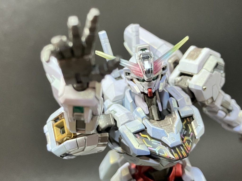 ラストの虹色発光ぽくしたくて偏光塗装仕上げです。ゲーミング……とか思ったのは僕だけじゃないはず。薄く均一に吹くのが下手過ぎて部分的に青が濃く出てますが個人的に満足感は高いのでヨシッ！（猫）