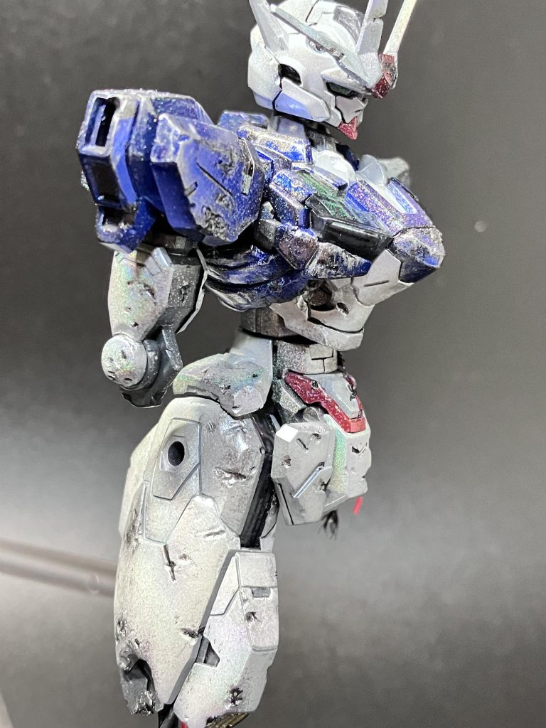 塗装内容下地は全てメタルブラック・青：クリスタルカラーのサファイアブルー→クリアブルー・赤：クリスタルカラーのルビーレッド→クリアレッド・白：寒色系ホワイトでグラデーション塗装→クリスタルカラーのムーンストーンパール・フレーム：いろいろ混色したメタリックグレー（レシピ内容忘れました）塗装終わった後に傷部分に水性の焼鉄色、エナメルシルバーでそれっぽく色を乗せました。その後軽く焼鉄色でチッピング後にがっつり目にシルバーのドライブラシ最後に全体にガンダムマーカーエアブラシで月光蝶ホロシルバー、光沢トップコートです。