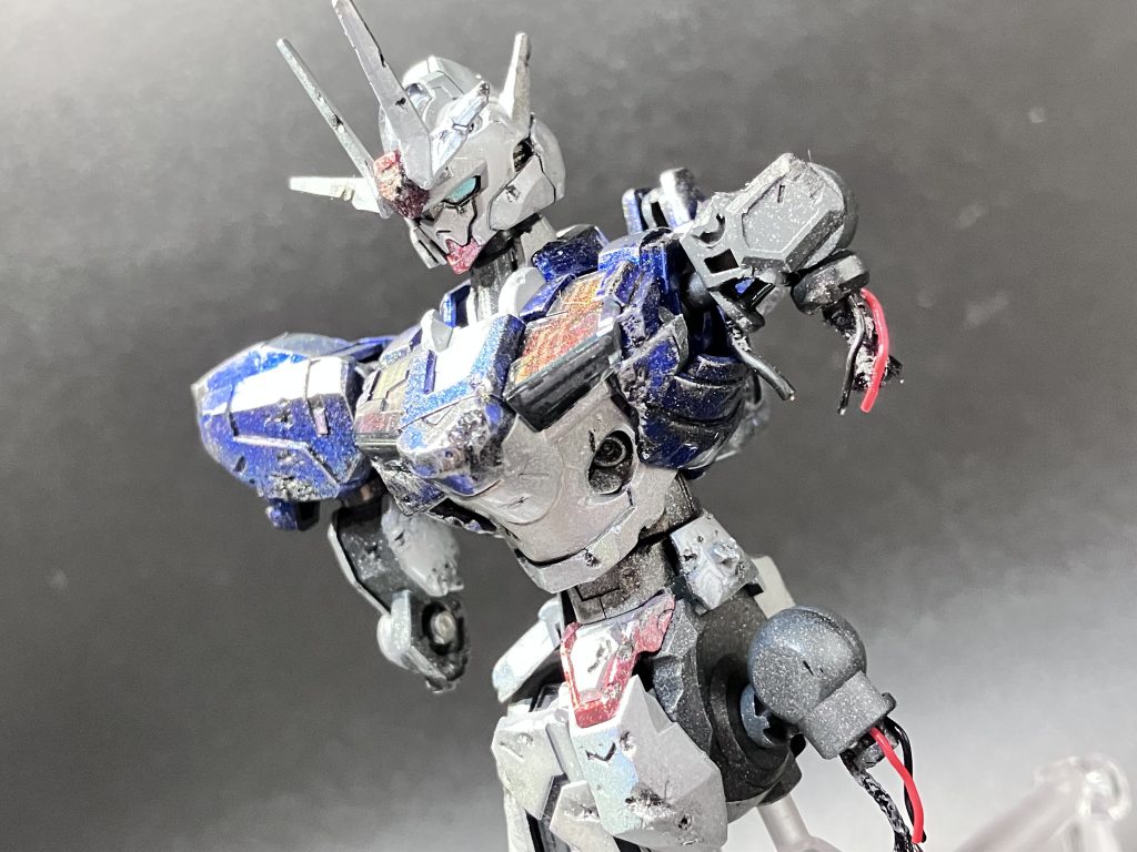 肉眼で見るともっと虹色にキラキラしてますが、写真だとシルバーが強く出ますね。シェルユニットはラッカーのメタルブラック下地に月光蝶ホロシルバーを薄く何度も塗り重ねてます……がいまいち虹色ぽくならず無念。ガンダムマーカーは普通に塗るとラッカーでも水性でもなんでも溶かす凶悪塗料ですが、エアブラシで薄く何度も吹くと案外いけたりします。