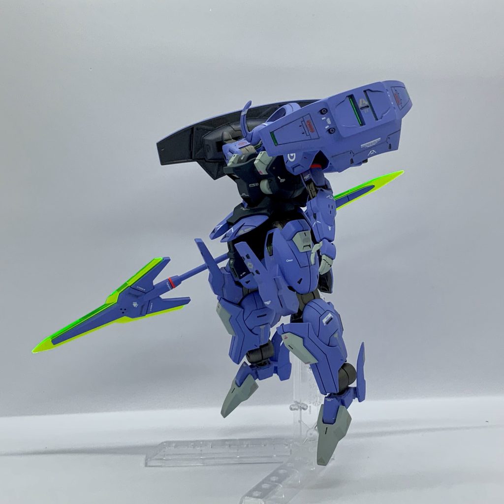 肩のアンビカーのグリーンはどう塗装しようか迷いましたが、30MSの3Dメタリックシールにちょうどよい太さのものがあったので、これをカットして貼りました。スジボリ増やしたところを少し彫りこんで前後ろに1か所ずつ追加してみました。